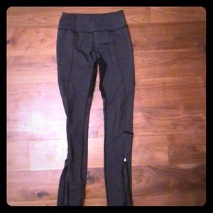 lululemon size 4 wunder under legging- zip details